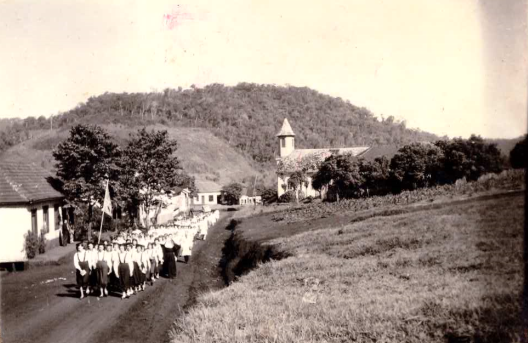 Avenida Brasil. Saudades-SC um desfile de 7 de setembro. Grupo escolar Rodrigues Alves,1955.
