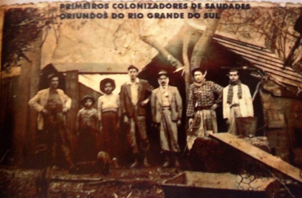 Acampamento de trabalhadores do Departamento de estradas na linha São João - São Carlos, na década de 1940.
