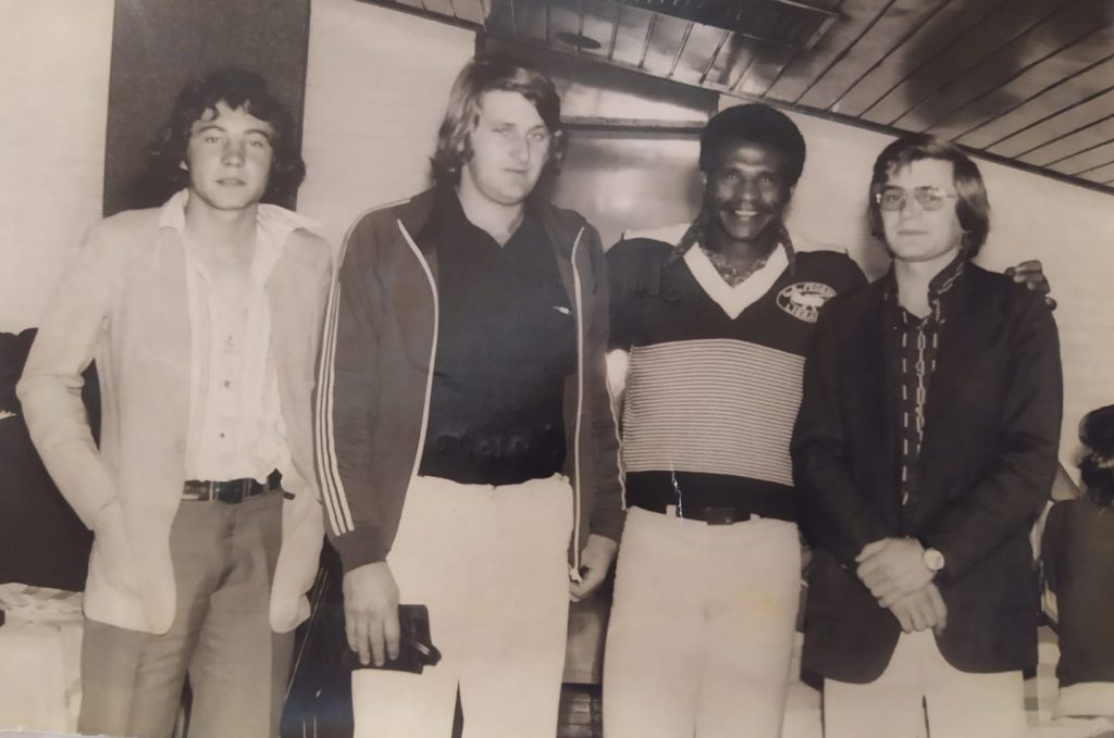 Ex-Prefeito Romeu Lenhardt com grupo de amigos. Década de 1980.