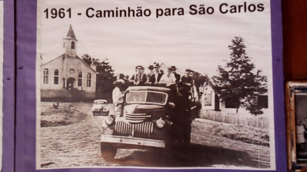 1961 indo para a sessão da câmara de vereadores de São Carlos-SC, que na ocasião votou pela emancipação de Saudades-SC, Pinhalzinho-SC e Modelo-SC.