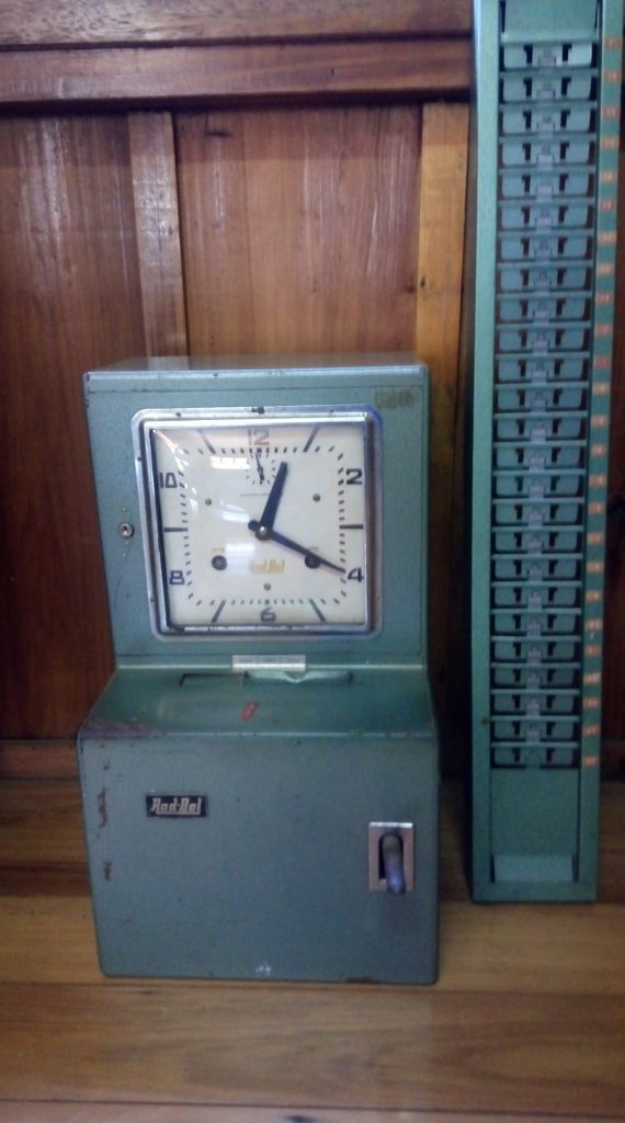 Relógio ponto manual, que controlava a entrada e saída de funcionários na sociedade hospitalar beneficente de Saudades-SC. 