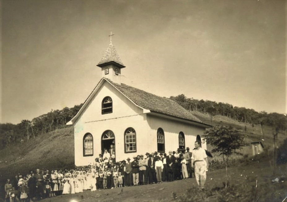 Primeira igreja da comunidade de Saudades-SC, construída em 1937.