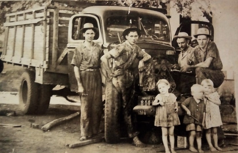 Caminhão que pertencia a João Kloh, segundo relatos foi o primeiro veículo reformado em Saudades-SC em 1947. Avelino Mayer e amigos fizeram a reforma, atrás da ferraria Saudades, onde montaram uma oficina na Rua Princesa Isabel.