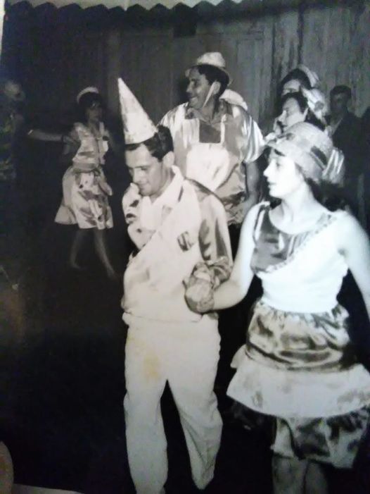 Um dos primeiros blocos de carnaval de Saudades-SC.  Acervo particular de Gisela Schuh.