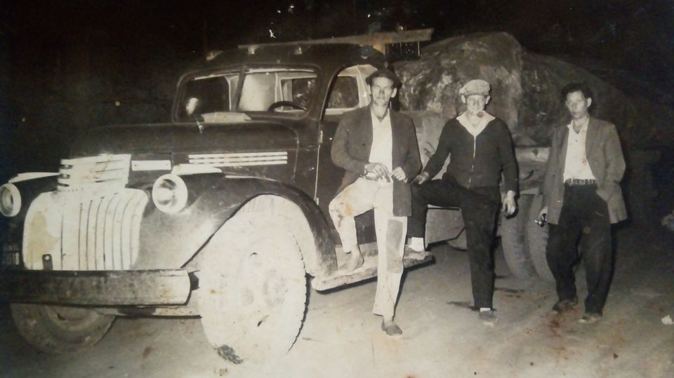 Primeiro caminhão da comunidade da Linha Gabiroba pertencia ao senhor Eugenio Hansen, proprietários da serraria, utilizado para transportar a madeira.