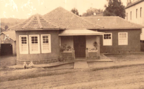 Primeira casa de alvenaria de Saudades-SC, pertencia ao Sr. Osvaldo Claudio Winkelmann na Avenida Brasil.