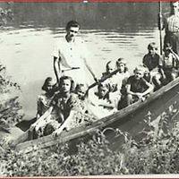 Travessia do rio Saudades pelo barqueiro Belarmino Nogueira. Com a ausência de pontes muitos rios tinham barqueiros.